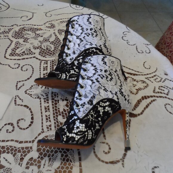 New Givenchy Black Leather w/White Lace Overlay Lace Up Heeled AnkleBoots Size 8 - Picture 1 of 16